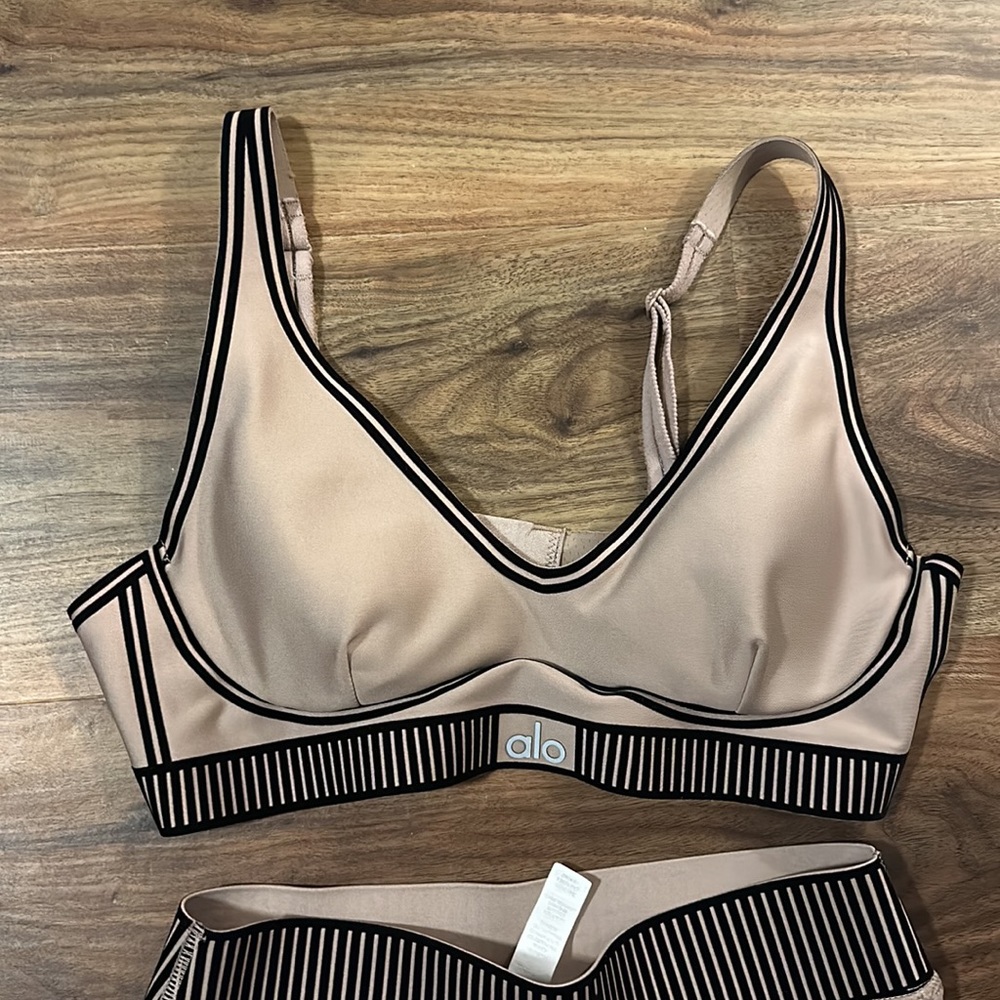 ALO Yoga Taupe & Black Contrast Sports Bra - Picture 3 of 10